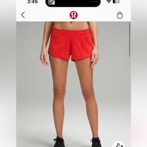 Lululemon hotty hot low-rise lined short 2.5”